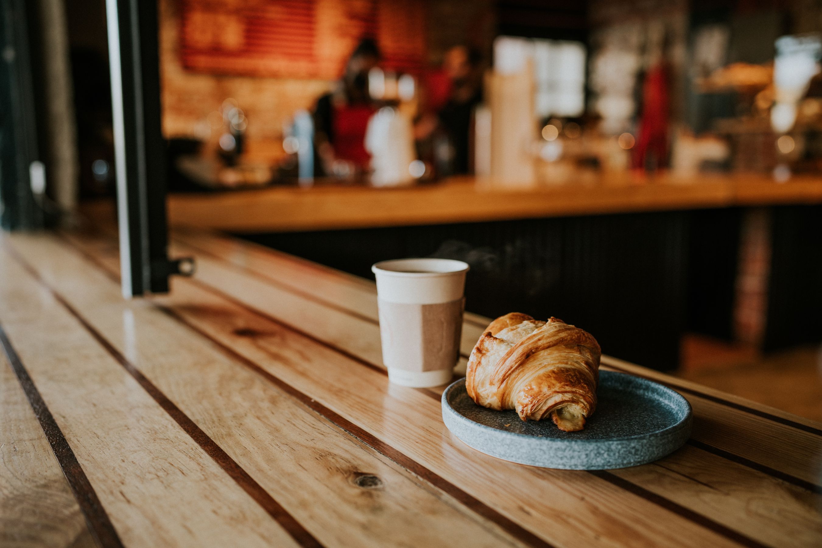 Kaffee und Croissant im Café