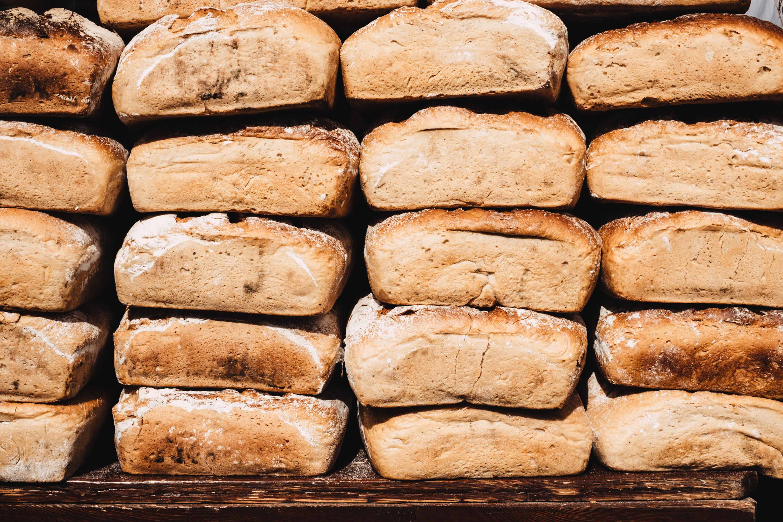 Frisch gebackene Brotlaibe aus der Backstube