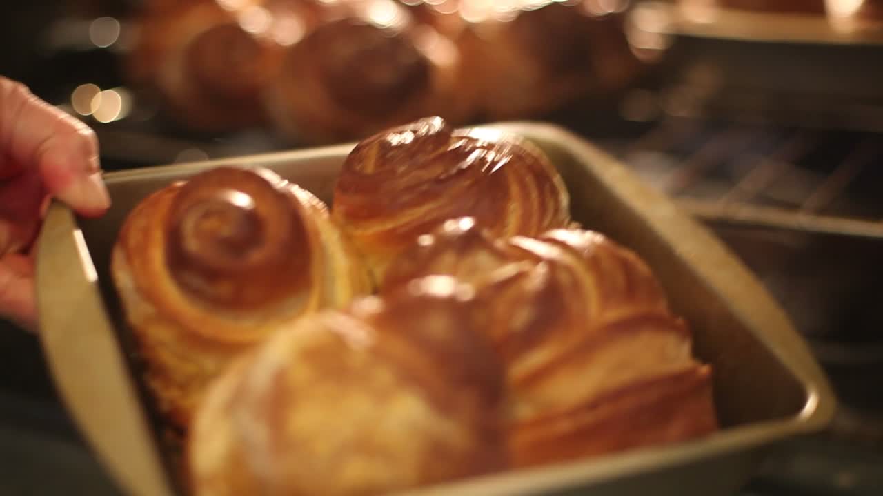 Frisches Gebäck kommt aus dem Ofen